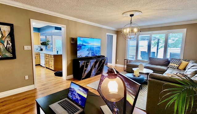 Stunning Sunset Lake house | Dual WiFi/BBQ/Family friendly | sleeps 8 adults
