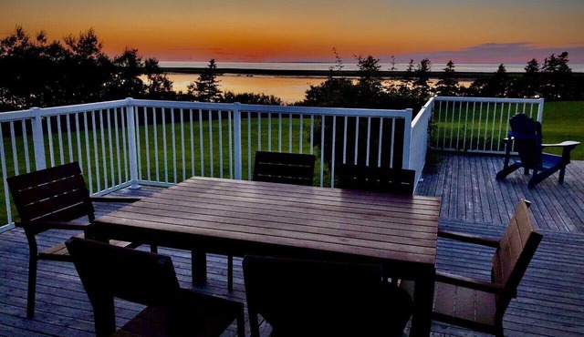 Stunning Sunsets From Oceanview Home Only 400m To 10 Km Of Sandy Beach