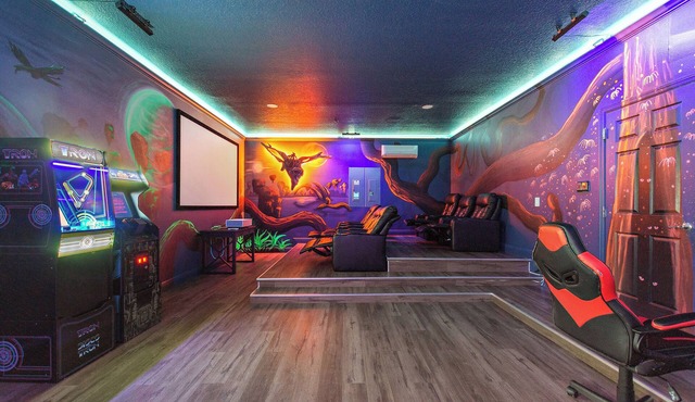 Stunning Themed Villa, Family Friendly-15 Bedrooms, Theater-Game Rm, Sleeps 32