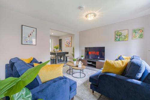 Stunning Three Bedroom Home Central MK, Pool Table, Free Parking, Smart Tv with Netflix and Disney plus