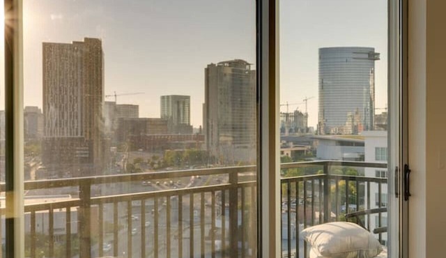 Stunning Top-Floor 2BD Downtown Oasis!