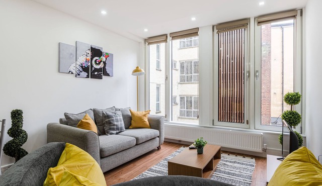 Stunning Town Centre Flat -Free Secure Parking!