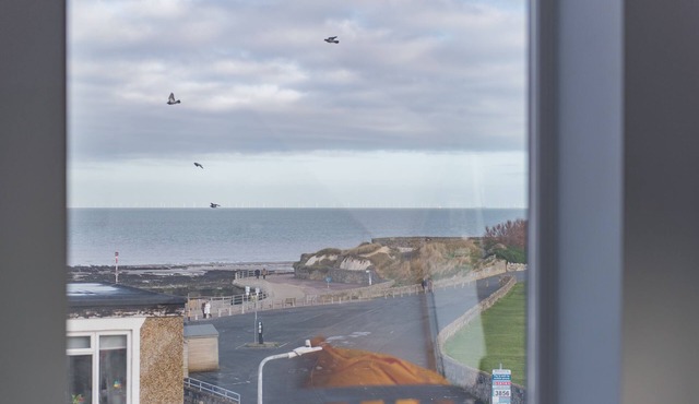 Stunning townhouse with sea views and parking, a short walk to the beach, sleeping 8 guests minutes