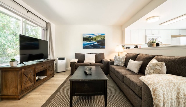 ❀ Stunning ❀ Townhouse with A/C! Sleeps 5 People