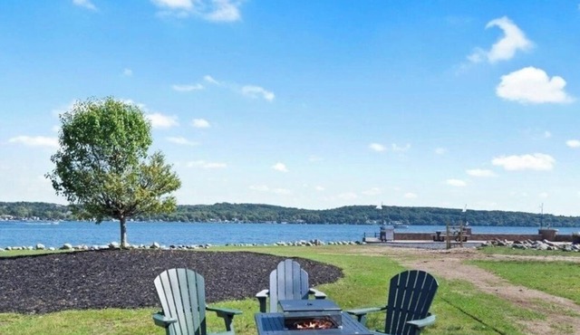 Stunning townhome just a short walk from Saratoga Lake & resort like amenities!