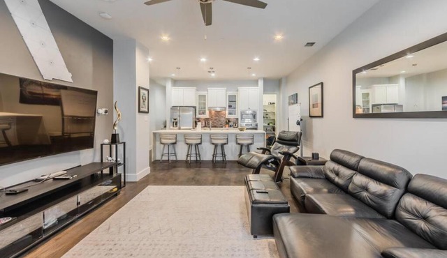 Stunning Townhome Near Uptown