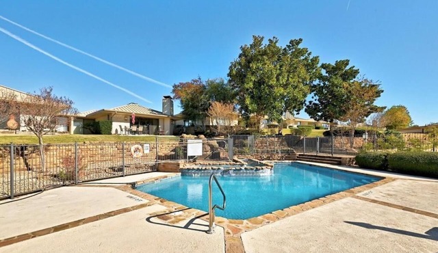 Stunning Townhome in Horseshoe Bay with Hot Tub