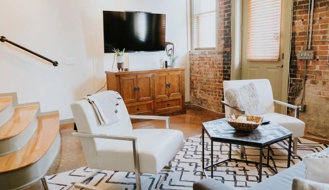 Stunning townhouse on quiet street in Springfield!