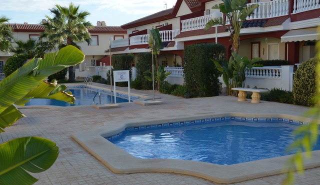 Stunning Townhouse with Shared Communal Pool