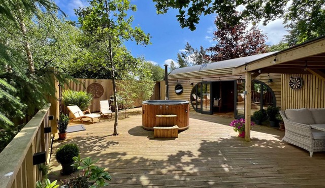 Stunning treehouse immersed in nature with fantastic views, hot tub & two decks.