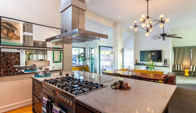 STUNNING TROPICAL OASIS