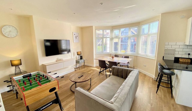 Stunning Two Bed South Croydon Apartment - Relax in Style