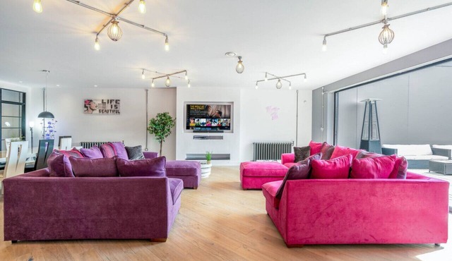 Stunning Two Bed Penthouse - Large Private Terrace - Parking