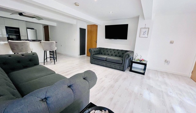 Stunning unique 2 bedroom 2 bathroom studio apartment private parking