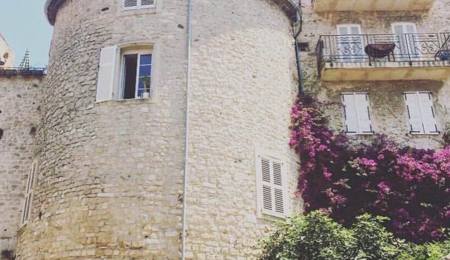 Stunning, Upmarket and Newly furnished Apartment nearby all Major Attractions