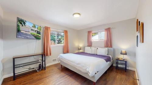 Stunning Upper Family Unit with King Beds & Yard