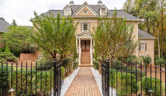 Stunning Upscale Flat retreat with Impressive Amenities