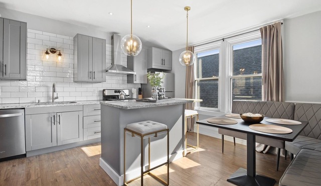 Stunning Upscale Retreat - Steps From Everything