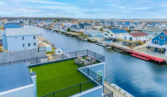 Stunning 2600 ft² waterfront home, pet friendly, 8 person hot tub, rooftop deck