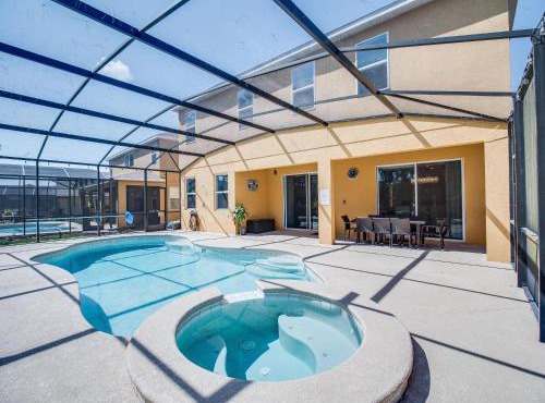 Stunning Vacation Home in Watersong Resort with Large Pool with Spa and Movie Room