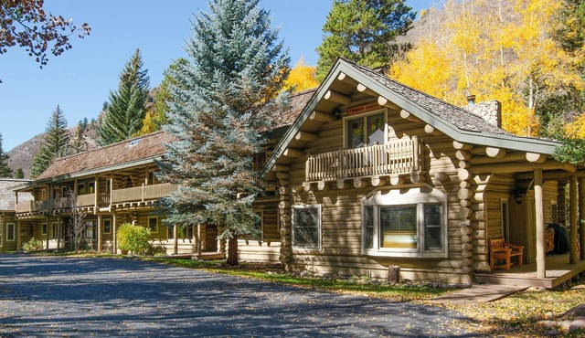 Stunning Vail Log Cabin on Creek, Free Shuttle Access, Minutes to Slopes, Shops