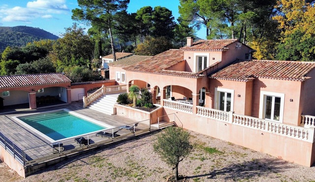 Stunning Villa de la Colline overlooking the valley