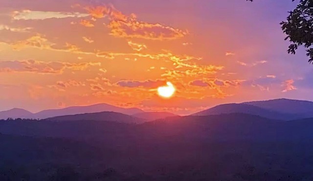 Stunning View at the Lotus View Retreat in Yogaville/Cabin