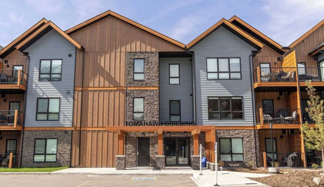 Stunning Views-Heated Pool-Hot tub-Fitness Center-5 mins to Canmore- Sparrowhawk