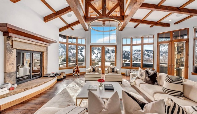 Stunning View Estate (2.6 acres) Walking distance to town