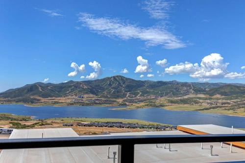 Stunning View Family Fun and Steps from Deer Valleys New East Village