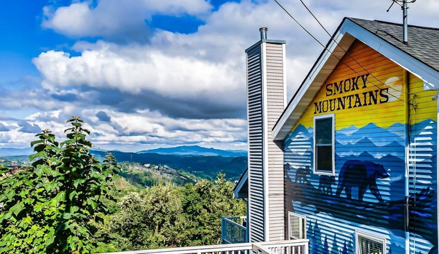 Stunning view, location & Cabin amenities- 2.4 mi to Gatlinburg