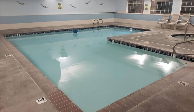 Stunning View of Pullman! Spacious Room w/Free Breakfast, Free Parking, Pool