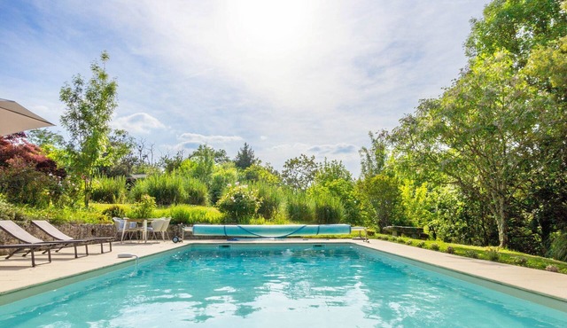 Stunning view over valley, private heated pool, walk to cafe bar, wine tasting
