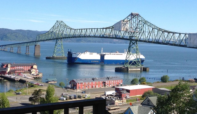 Stunning View Property Of Columbia River And Astoria-Megler Bridge from Hot Tub