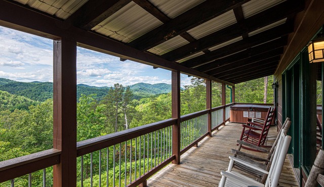 Stunning View Retreat: 3 Rooms, Hot Tub, Fire Pit & 10 Minutes to Pigeon Forge