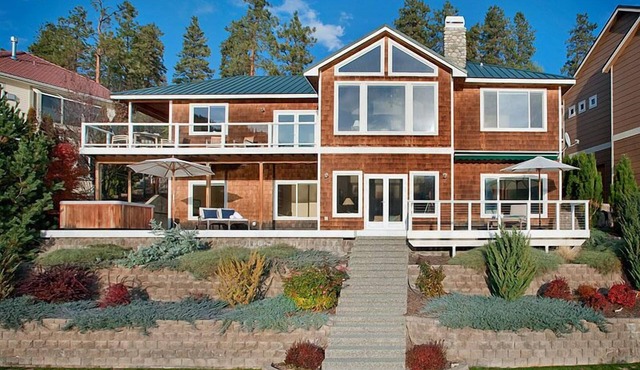 Stunning View/Waterfront Home on Lake Chelan, STR Permit 000366