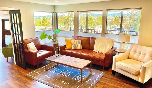 Stunning Views! - 3 Bedroom Hideaway with King Bed - Lower Unit of a Duplex