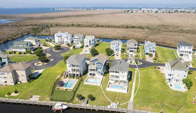 Stunning Views! 5 bed 5.5 bath w/rec room & pool! Great location~Roanoke Island