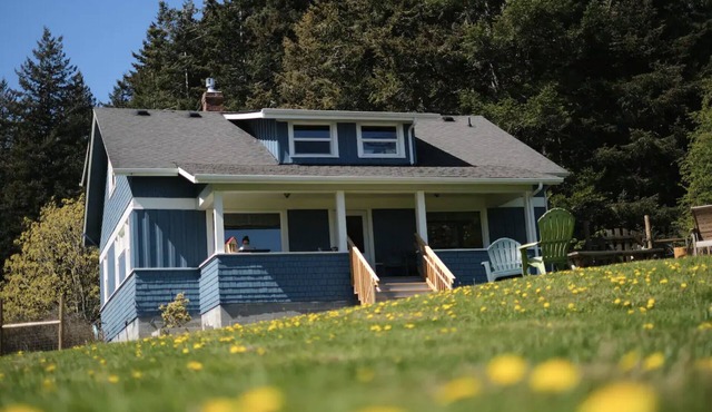 Stunning views, 6-Bedroom Farmhouse with beach access and mooring