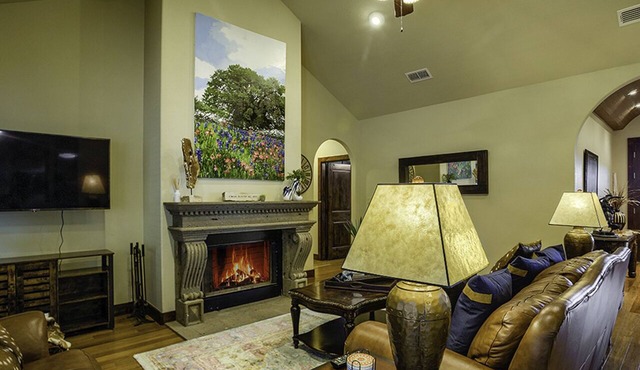 Stunning Views and Awesome Guadalupe River Access! Sleeps 10!