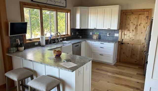 Stunning views and tranquil country feel just ten min from U of O and Autzen!