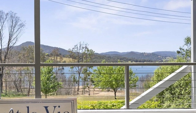 Stunning Views at Goughs Bay – Boating, Skiing, Trails & Wineries await!