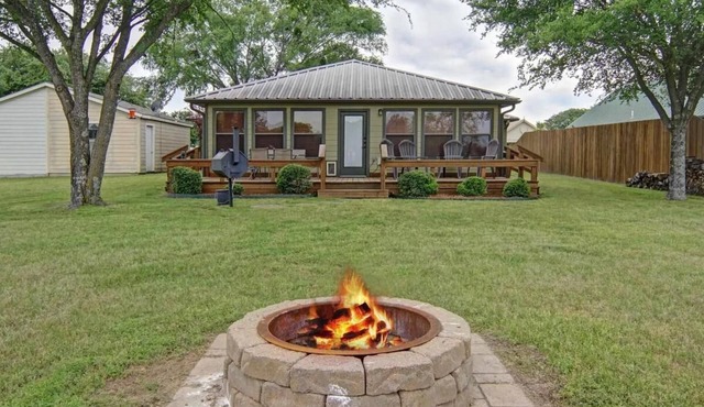 Stunning views at Lake Fork, Texas, with a fire pit and pool table!