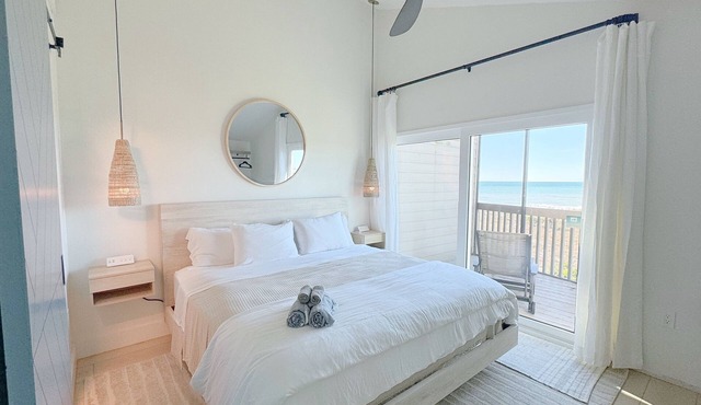 STUNNING VIEWS BEACHFRONT CONDO: Heated Pool+ Ferry Access+ Parking!