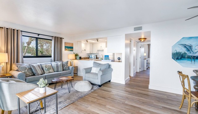 Stunning Views Casual Lux Décor - Directly on the Beach Jensen's “On the Gulf” North Beach 2