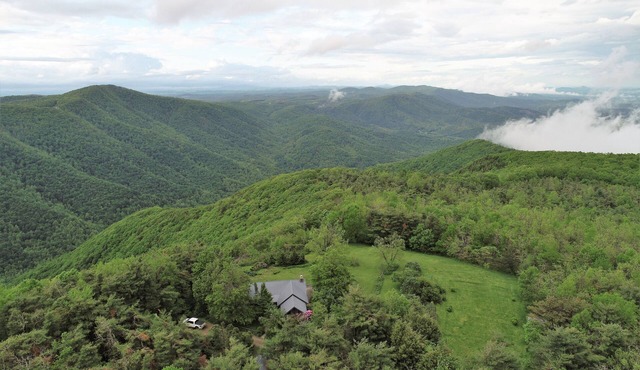 Stunning Views, close to Wineries, Primland & Parkway - beautifully appointed