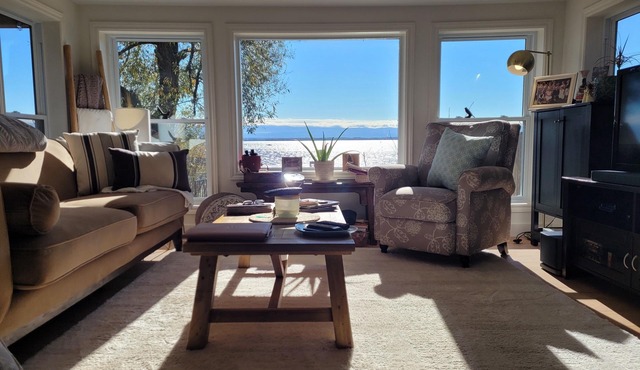 Stunning views, cottage charm and modern luxury converge in the 1000 Islands!