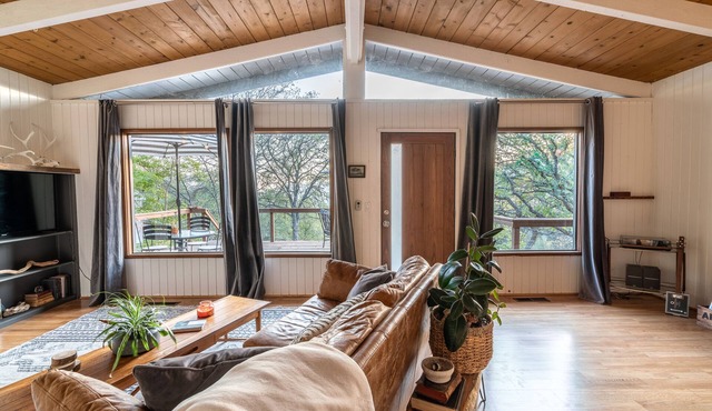 STUNNING VIEWS, CRISP IMMACULATE MOUNTAIN TOP HOME WITH HOT TUB