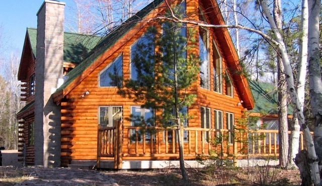 Stunning Views From Beautiful Log Home On The Shore Of Lake Superior.