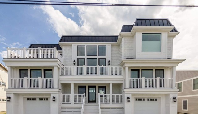 Stunning views from this beautiful home! 2003 Cedar